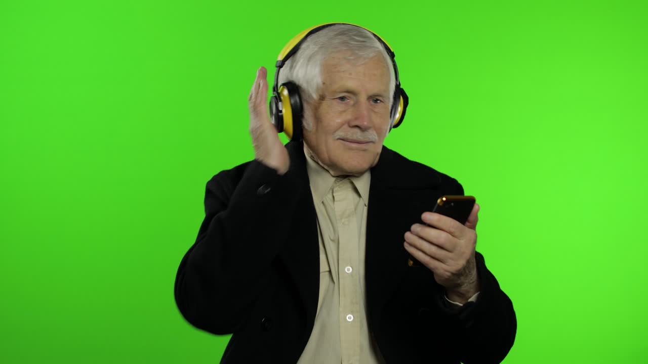 노인 백인 할아버지 남자 춤추고, 축하하고, 음악을 듣고.