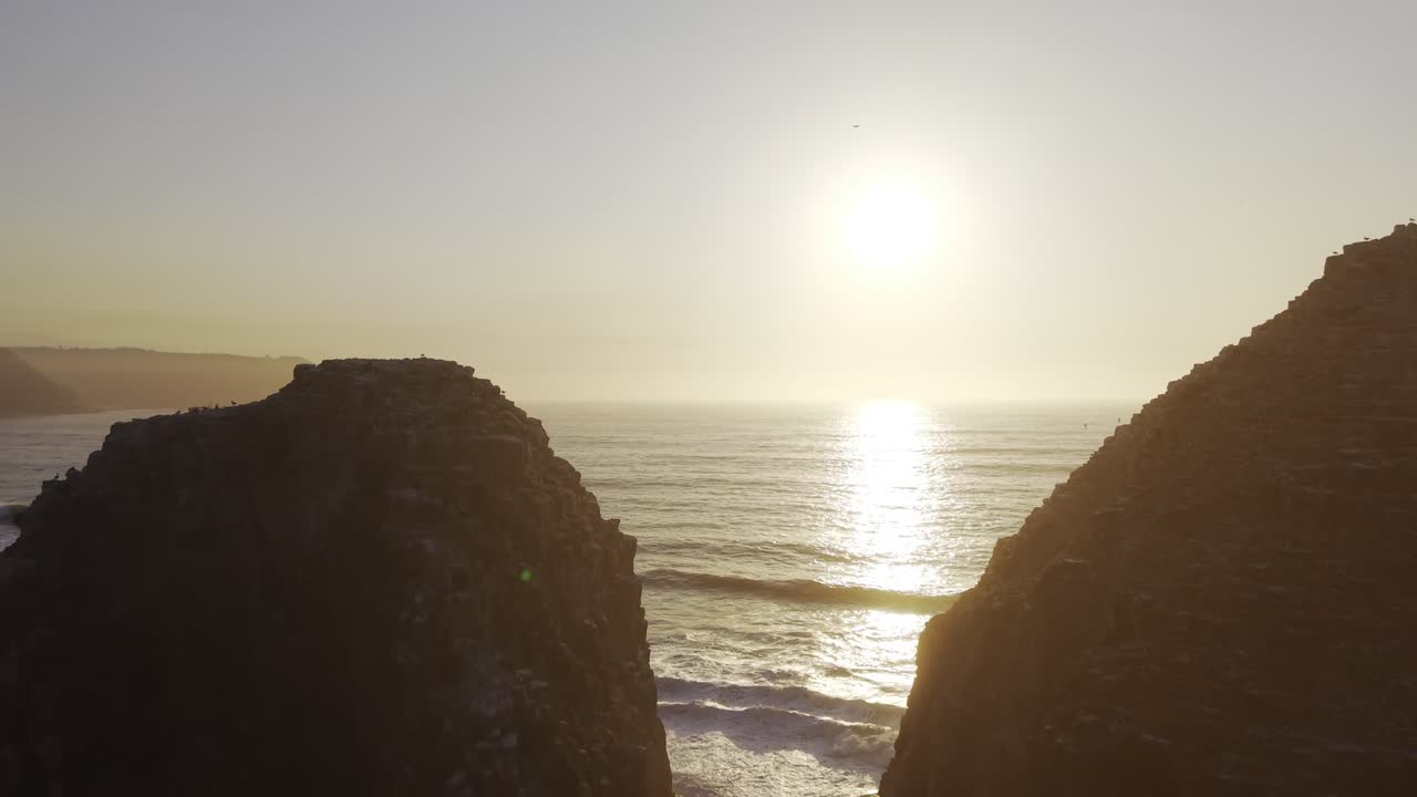 Majestætisk luftoptagelse, der viser de takkede havstakke i Constitucion under dagslys. Chile, 4K.