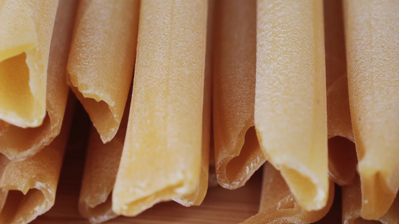 Primo piano macro di rigatoni crudi