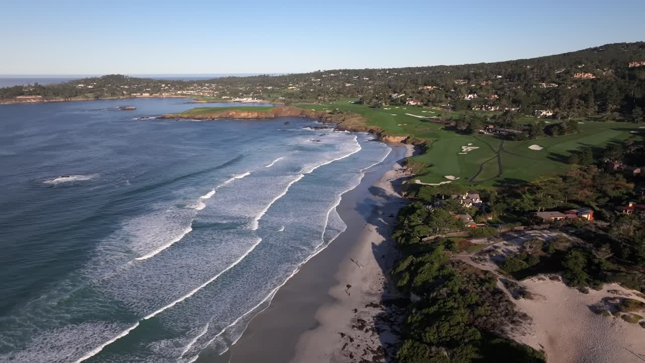 carmel beach, california y el campo de golf de pebble beach - revelación aérea ascendente