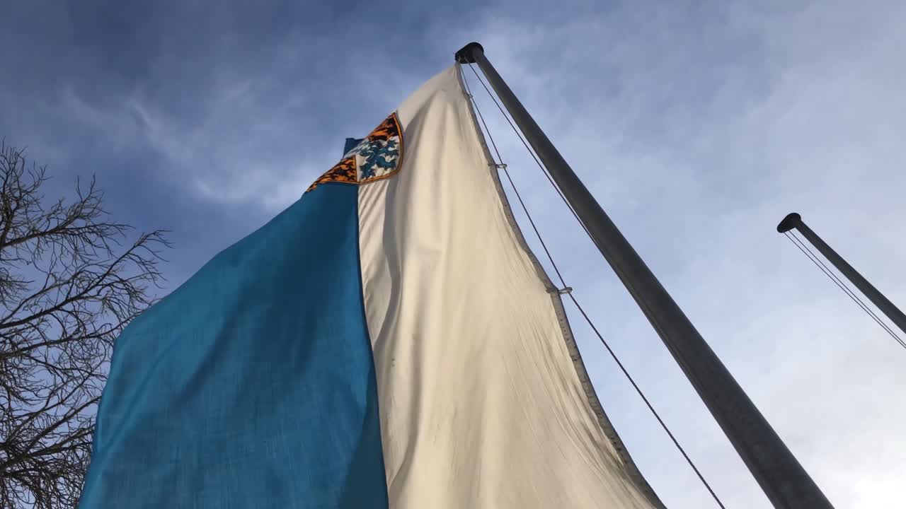 la bandera bávara volando en el viento
