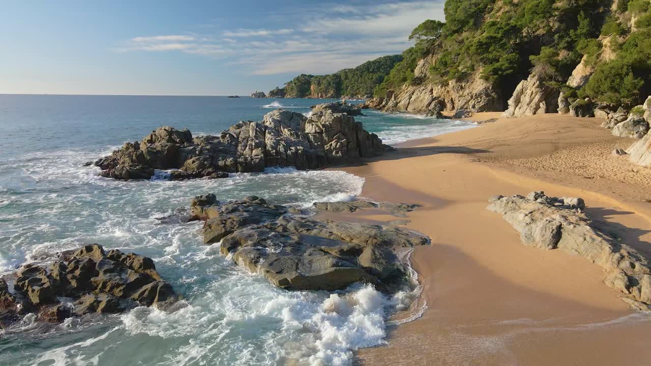 praia mediterrânea paradisíaca águas azuis turquesa sem pessoas drone vista aérea espanha catalunha costa brava blanes lloret de mar maiorca ilhas baleares
