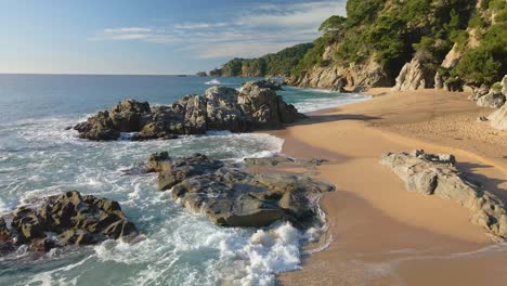 mittelmeerstrand paradisiaca, türkisblaues wasser, keine menschen, luftaufnahme, drohne, spanien, katalonien, costa brava, blanes, lloret de mar, mallorca, balearen