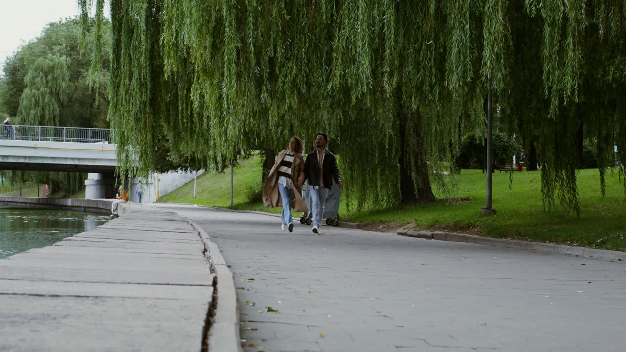 Пара гуляет в парке