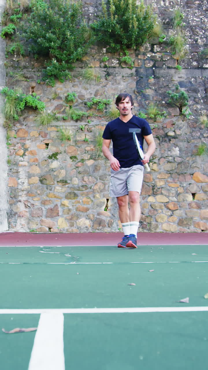 hombre activo jugando al tenis
