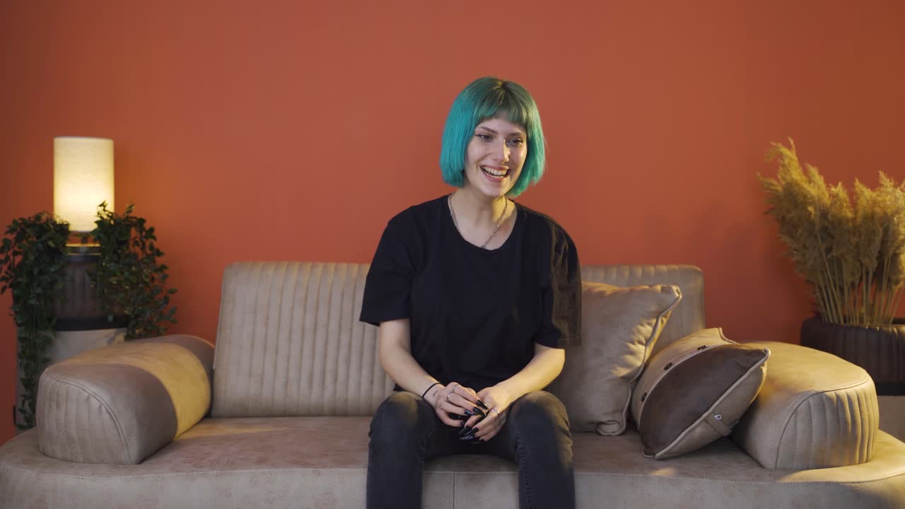 la joven que habla sola y se ríe.