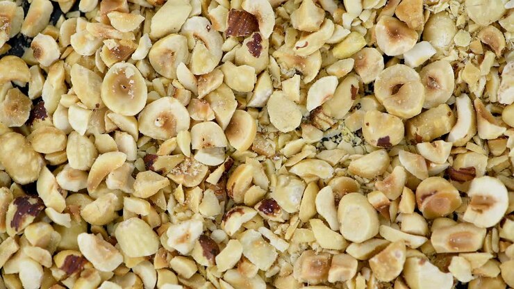 Nocciole tritate su un piatto rotante (in loop continuo)