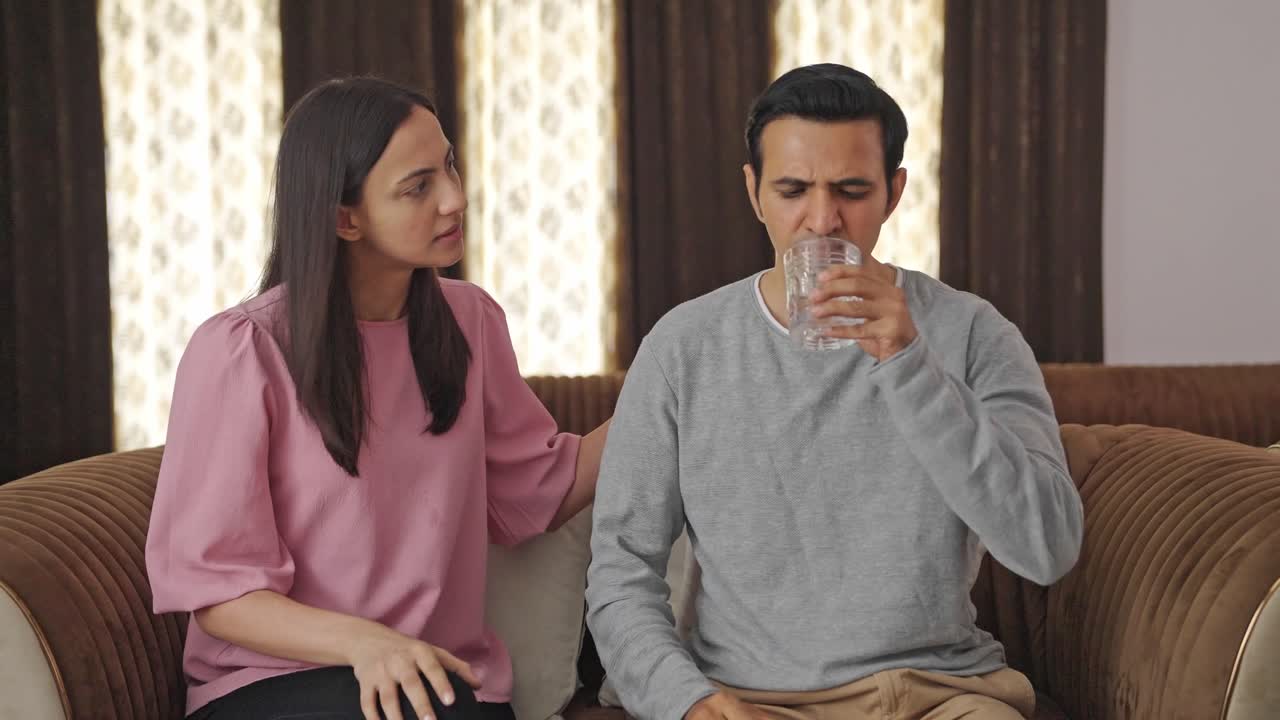 인도인 아내 는 남편 이 병 에 걸렸을 때 그를 지원 한다