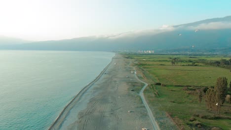 vista aérea de una pintoresca playa y lago con montañas en el fondo