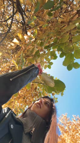 mujer bajo los árboles de otoño