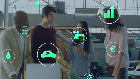 animación de múltiples iconos digitales contra diversos empresarios que discuten juntos en la oficina.