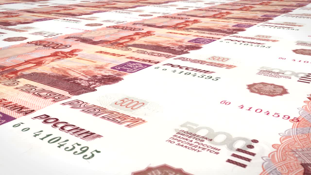 Billetes de cinco mil rublos rusos rodando en pantalla, dinero en efectivo, bucle