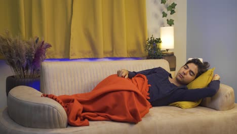 hombre roncando mientras duerme.