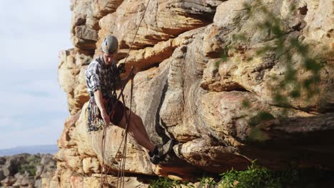 mounatineer adjusting the rope 4k