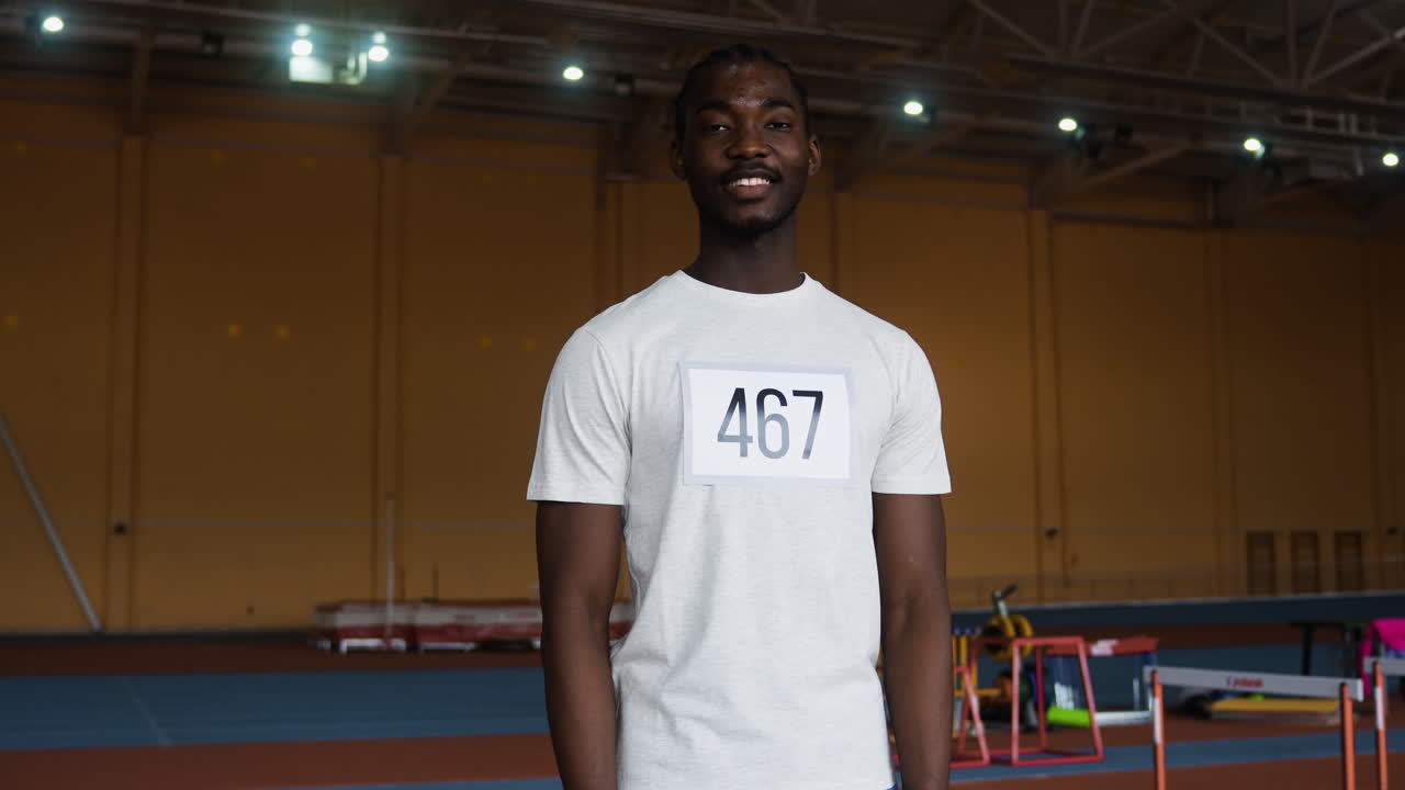 joven en pista de atletismo