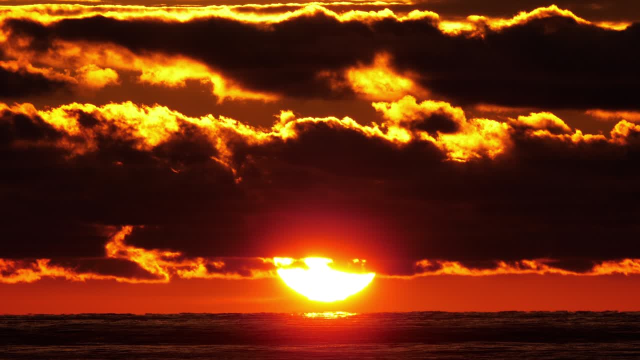 una vista panorámica de la puesta de sol.