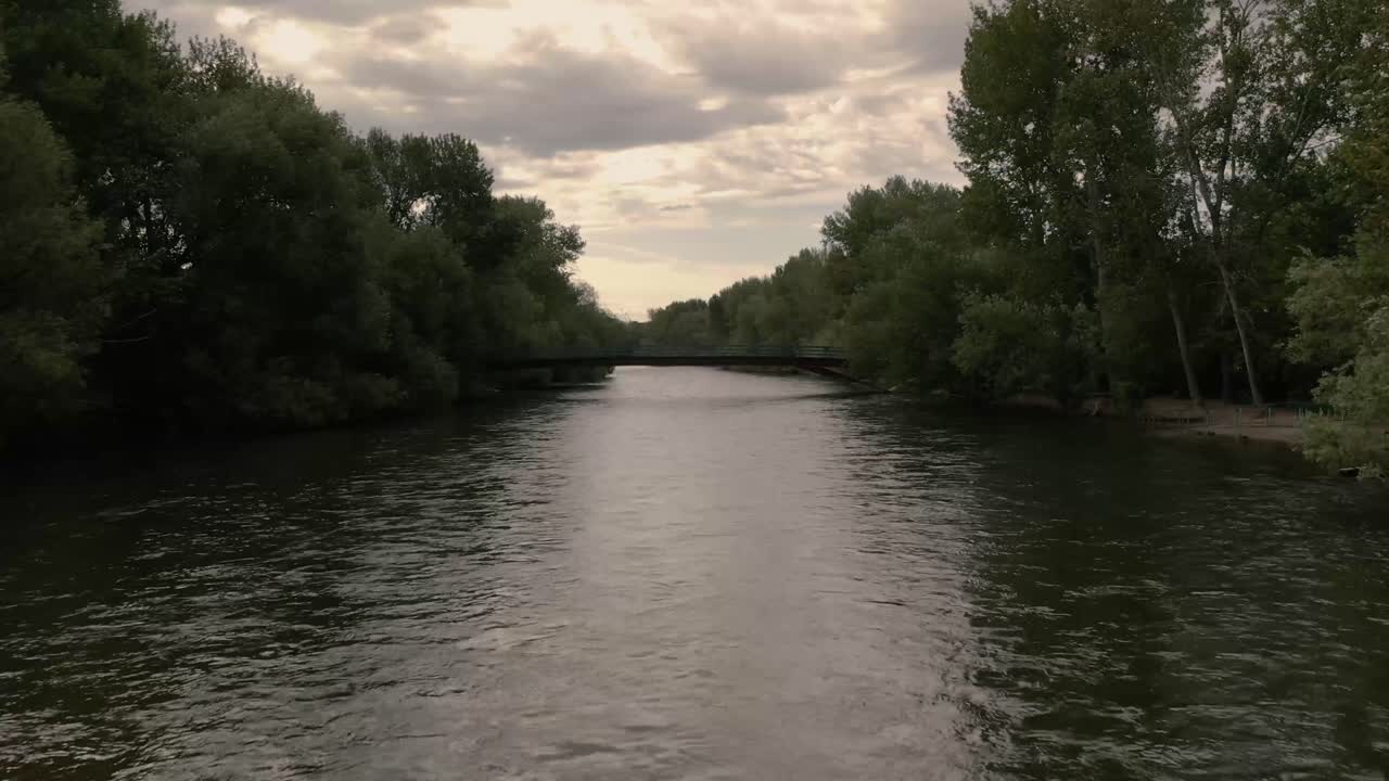 보이시 강에서 다리 위를 날고 있는 공중 드론