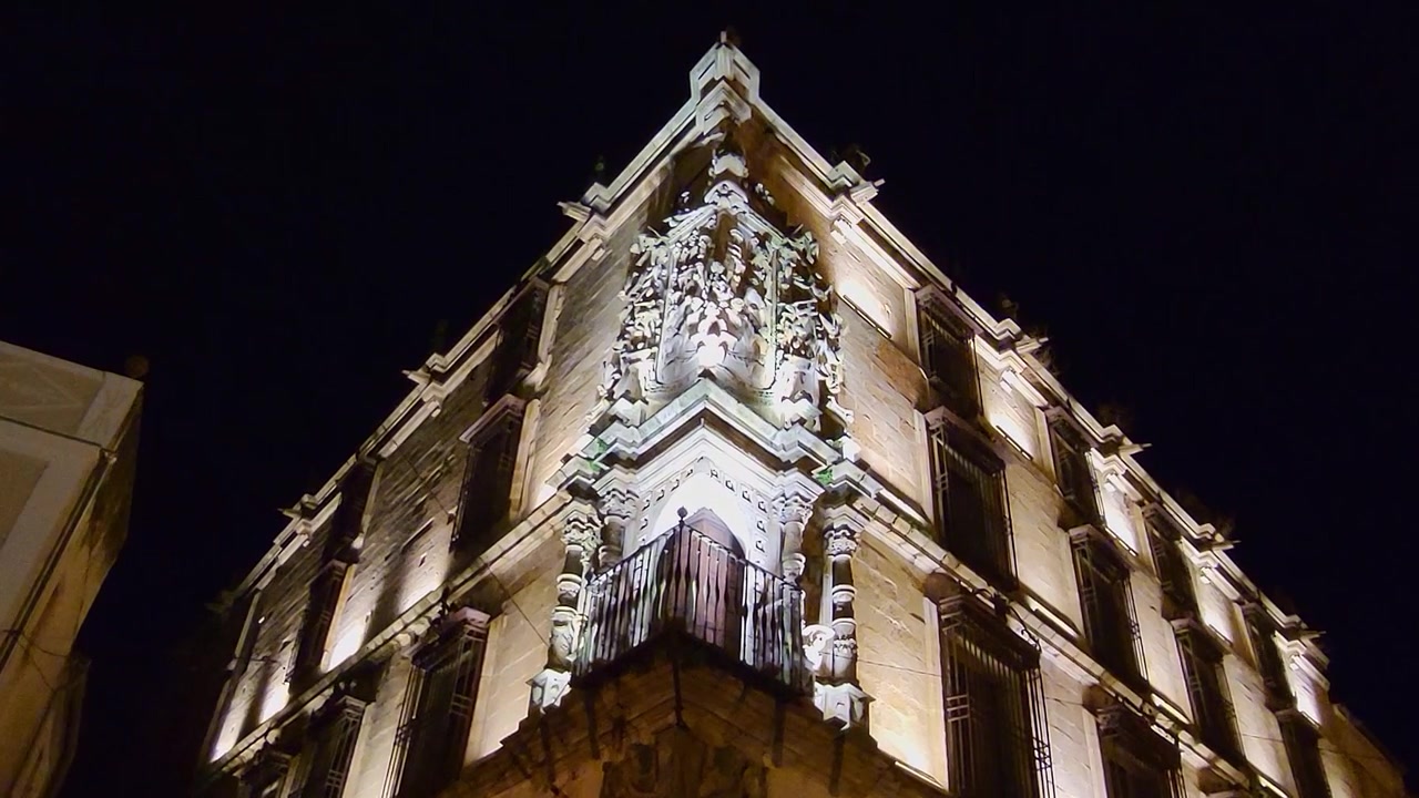 Palazzo del Marchese della Conquista. Veduta notturna illuminata. Plaza Mayor, Trujillo. Angolo ornato in stile rinascimentale. Trujillo, Spagna.