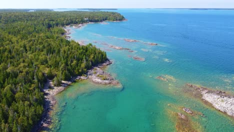 Aerial-Establish-shot-of-Georgian-Bay-on-lake-Huron,-clear-water-and-pine-forest