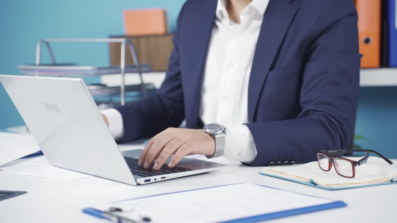 sucht loszuwerden, büroangestellter mann aufhören zu rauchen.