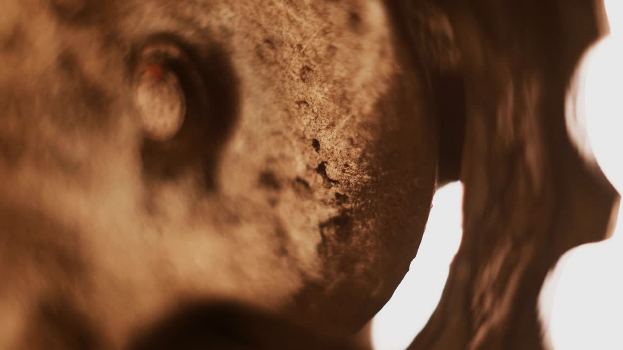 viejos ruedas dentadas mecánicas sucias movimiento en vista macro