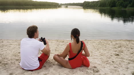 um casal de salva-vidas na praia.