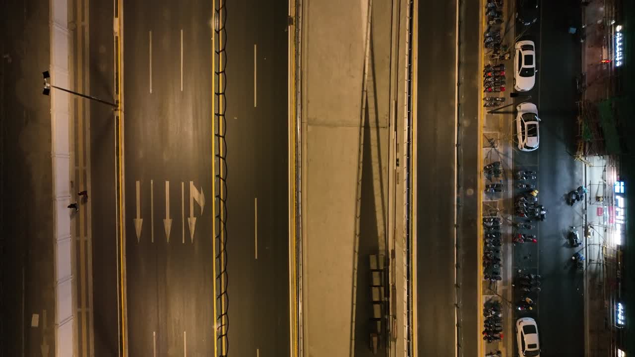 drone vista aérea de la carretera de la ciudad en la noche de shanghai china