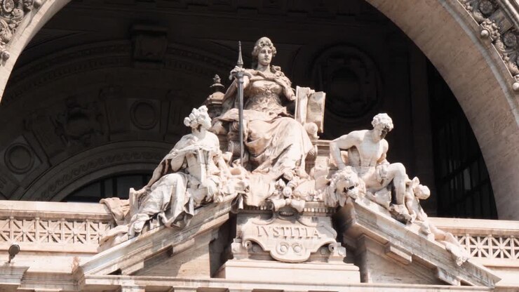 Le belle statue della Corte Suprema di Cassazione a Roma, Italia