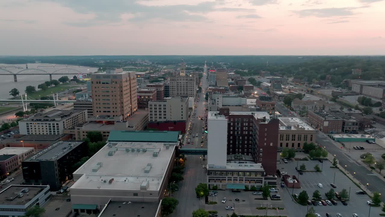 Stadssilhuetten över centrala Davenport, Iowa under solnedgången med drönarvideo som rör sig från vänster till höger