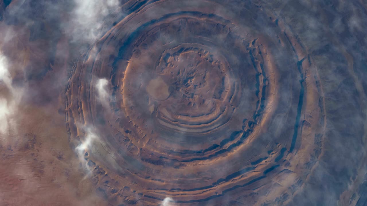 volando sobre la tierra en el iss. volando sobre el desierto, vista aérea desde el espacio.