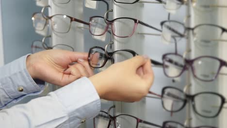 mujer probando gafas en una tienda de óptica