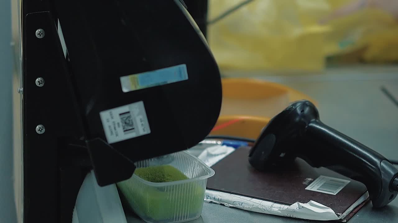 젊은 소녀는 체크아웃 2에서 상품을 지불합니다.