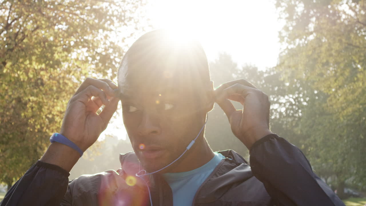 음악은 그의 달리기의 속도를 설정합니다.