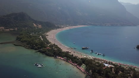 Vista-Aérea-De-La-Playa-Del-Istmo-De-Arena-En-El-Mar-Mediterráneo-Del-Sur-De-Turquía