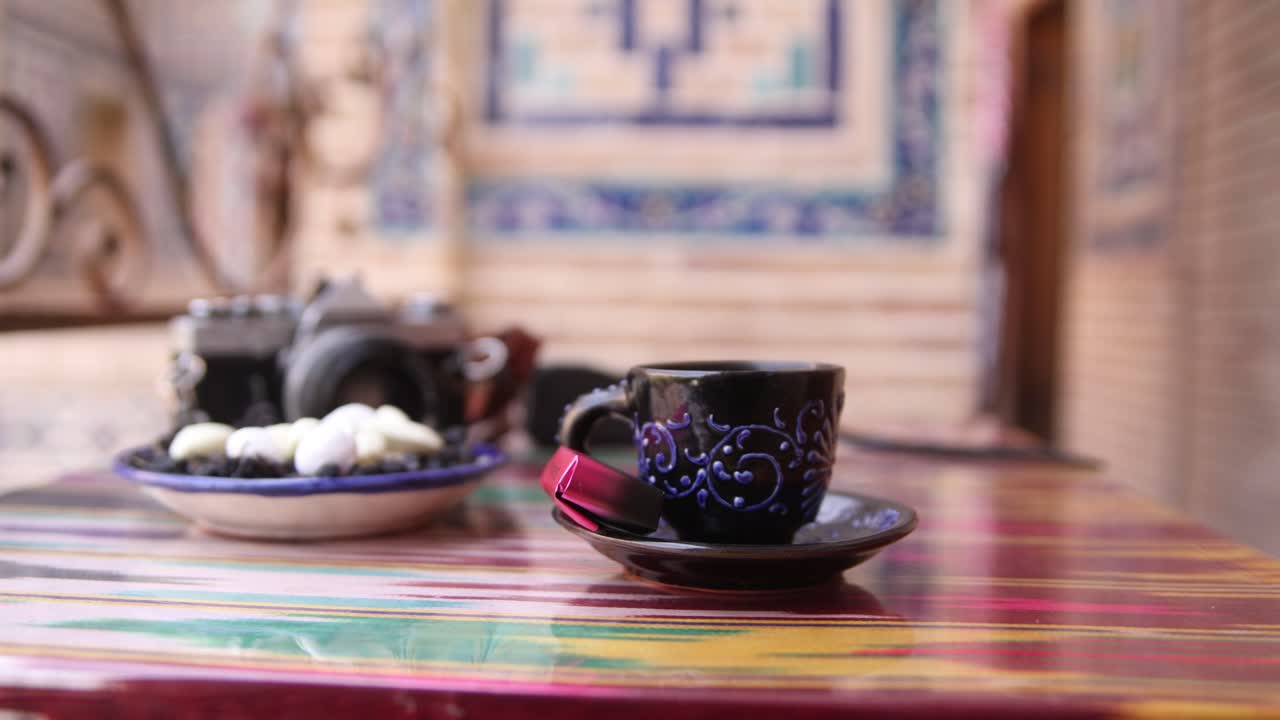 bebiendo un café espresso en un pequeño café en el registan en samarcanda, uzbekistán a lo largo de la histórica ruta de la seda
