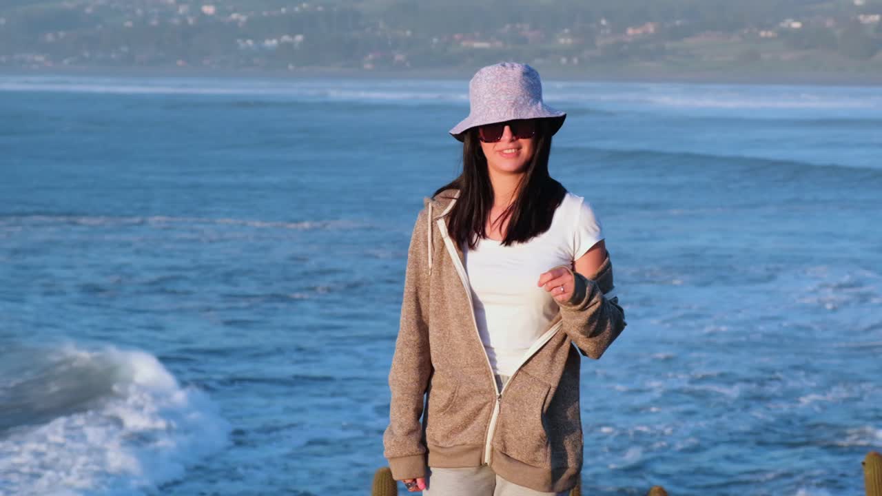 hermoso retrato de niña con sombrero de cubo en la playa, pichilemu, punta de lobos
