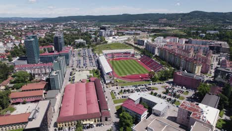 vista aérea del estadio banja luka y el paisaje urbano de bosnia y herzegovina