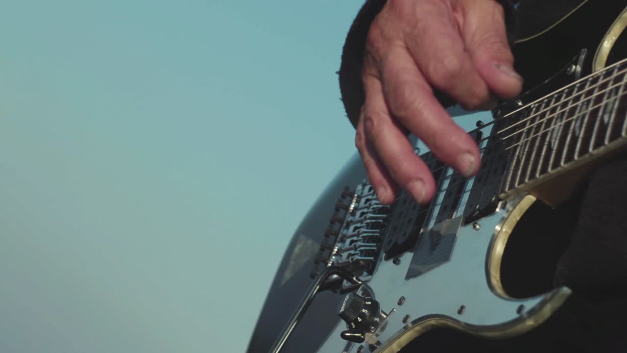 hombre tocando la guitarra