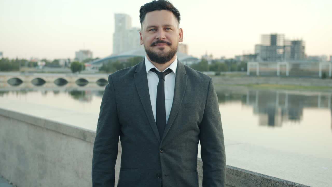 hombre de negocios en el paisaje urbano