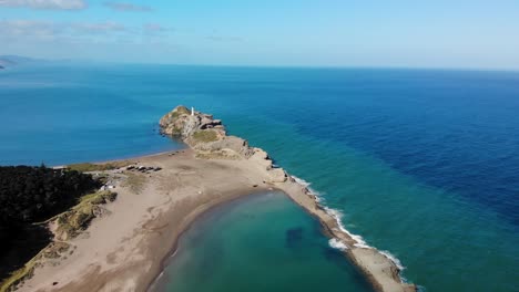 vista aérea del faro de castlepoint ubicado en el arrecife, paisaje de nueva zelanda
