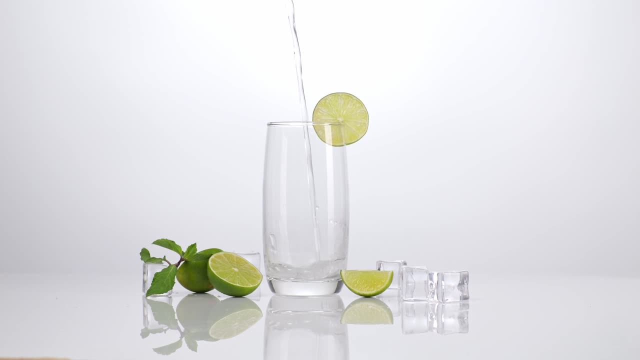 얼음과 함께 신선한 라임 물