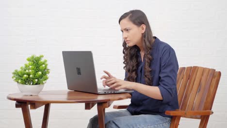 empleado indio estresado trabajando desde casa