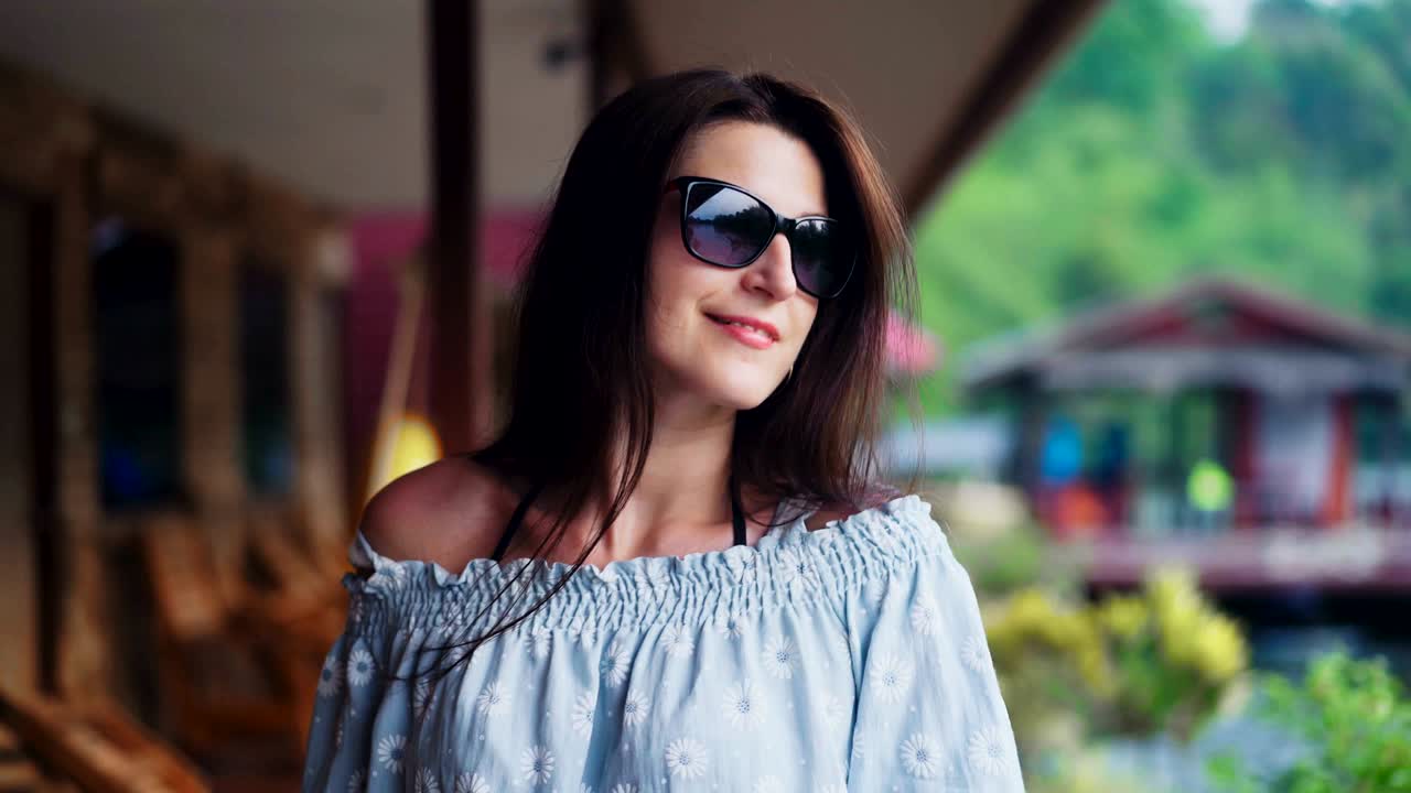 hermosa mujer caminando y disfrutando de las vacaciones de verano en el país tropical de asia. concepto de viaje y aventura