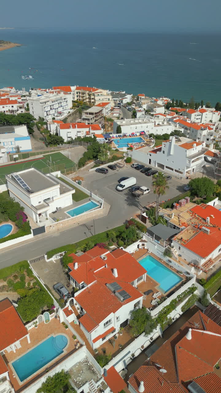 Vista aérea de villas blancas con piscinas en Albufeira, Algarve, Portugal