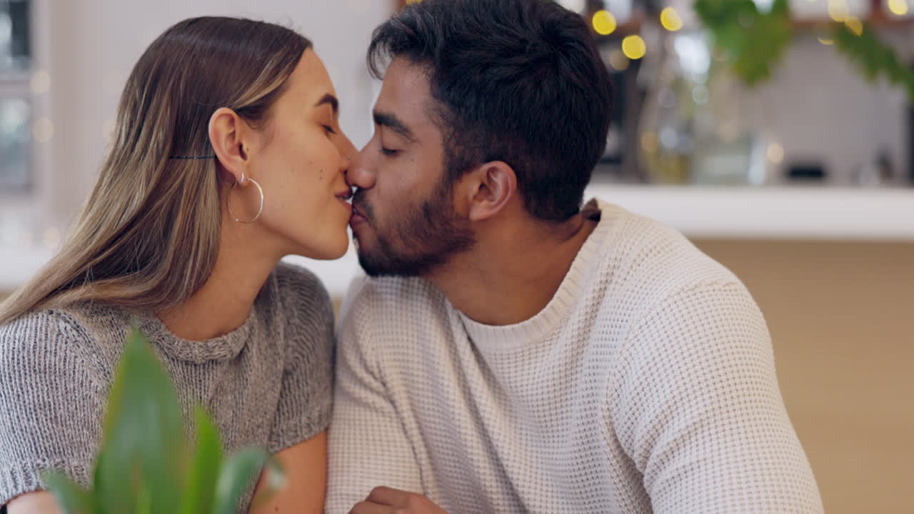 Felice, bacio e una coppia che ride insieme