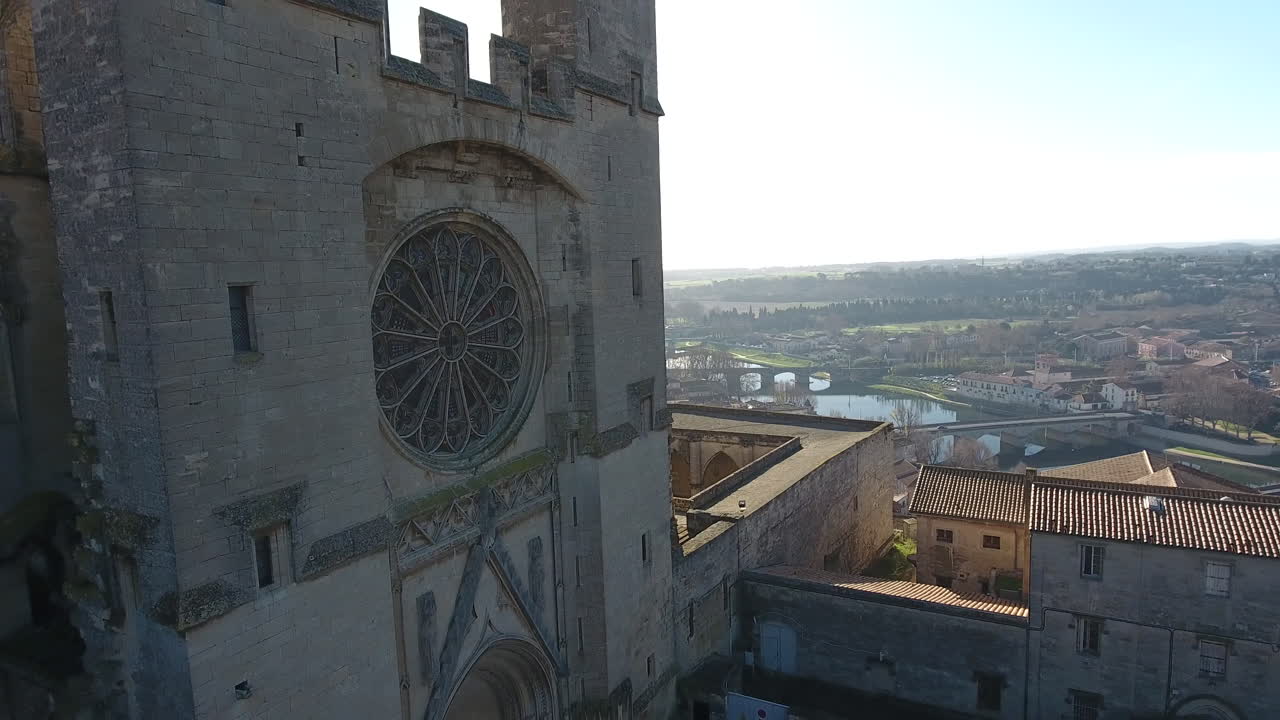 pista trasera de la catedral de béziers con el orbe del río y los puentes en el fondo