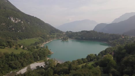 vista aérea en 4k del lago tenno, trentino, italia