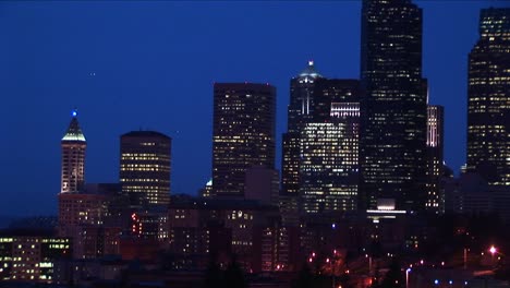 Tiro-Largo-Del-Horizonte-De-Seattle-En-La-Noche