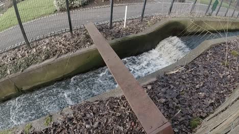 Zeitlupe-Fluss-Überlaufkanal-Wasser-überlaufenden-Damm-Schmale-Zufuhr