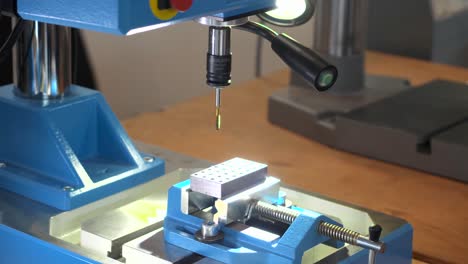 máquina de perforación de precisión en funcionamiento